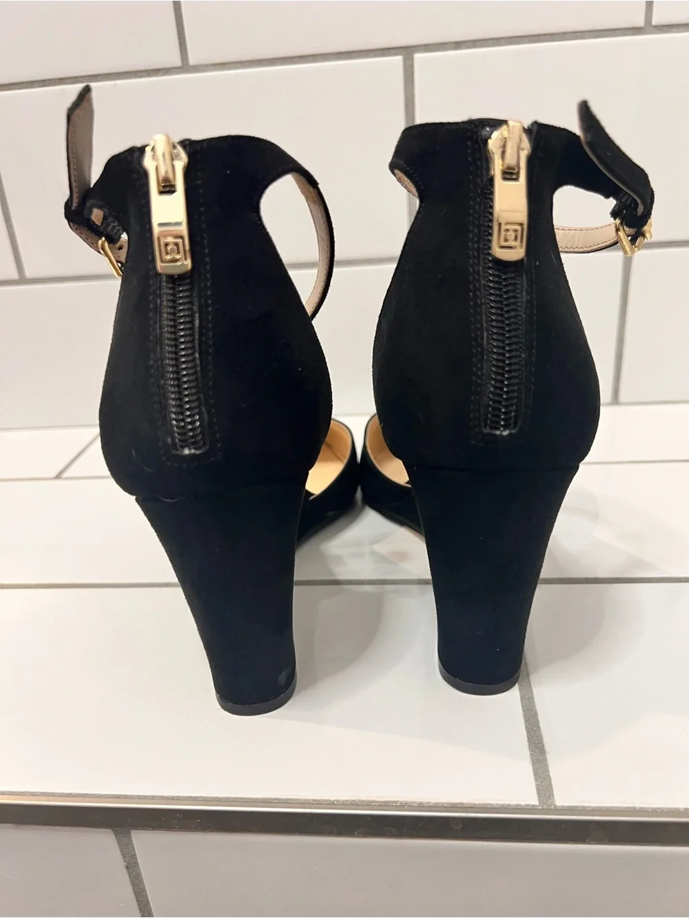 Liz Claiborne Black Faux Suede Pointed Toe Wedge Pumps Heeled Ankle Strap Sz 9